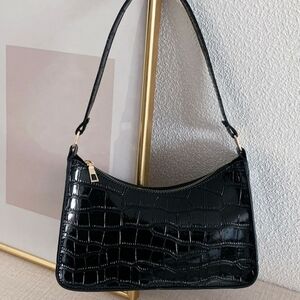 Elegant Black Croc-Embossed Shoulder Bag
